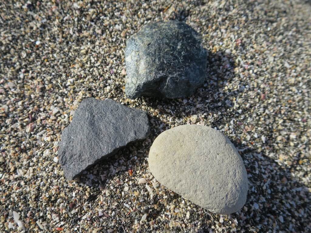 砂浜の石ころ