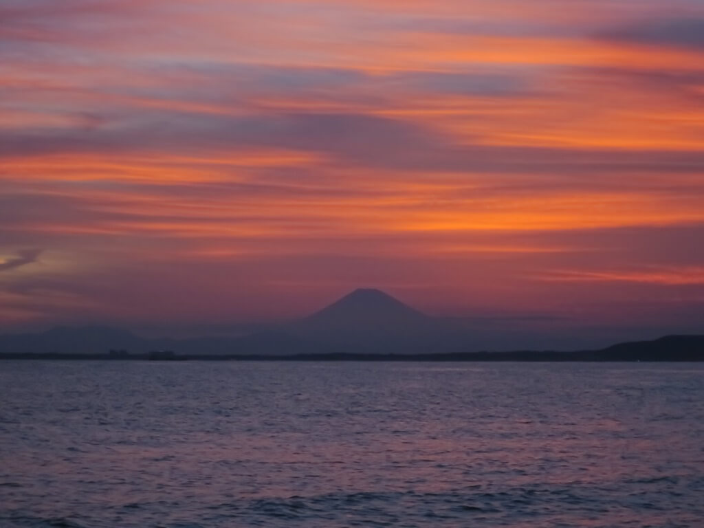 金谷のビーチから見た夕日に映える富士山１
