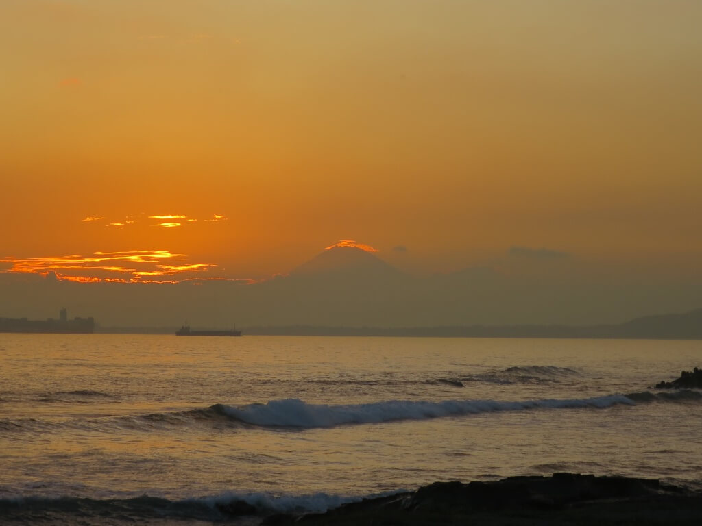 金谷のビーチから見た夕日に映える富士山２